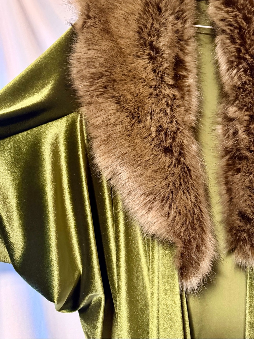 Luxury Olive Green Velvet Robe with Fur Collar - Picture 3 of 4
